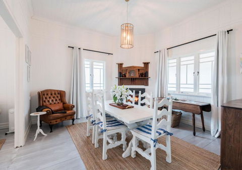 Pretty Pink Queenslander With Spectacular Views! - Hotel Accommodation 2