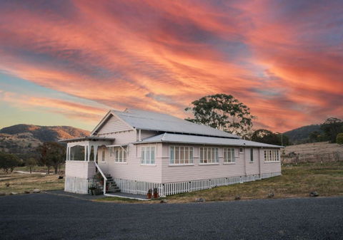 Pretty Pink Queenslander With Spectacular Views! - Hotel Accommodation 0