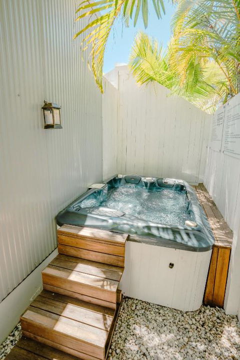 Private Outdoor Spa, Fire Pit, Cinema Room - THE COTTAGE COOLUM BEACH - Hotel Accommodation 0