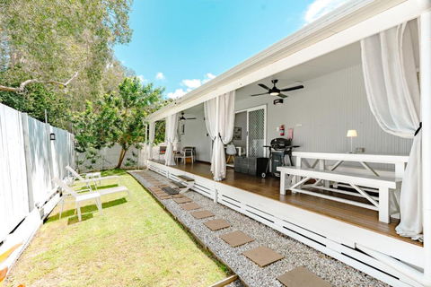 Private Outdoor Spa, Fire Pit, Cinema Room - THE COTTAGE COOLUM BEACH - Hotel Accommodation 3