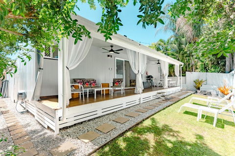 Private Outdoor Spa, Fire Pit, Cinema Room - THE COTTAGE COOLUM BEACH - Hotel Accommodation 2
