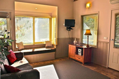 Autumn Leaf Cottage 1 - Hotel Accommodation 1