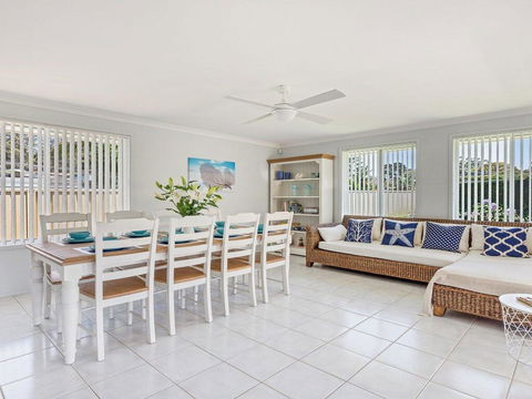Azure Waters - Perfectly Positioned With Ocean Views - Hotel Accommodation 1