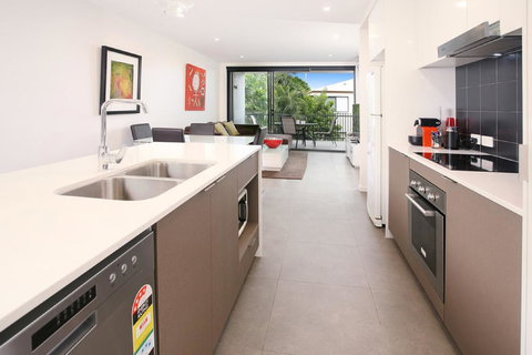 Back Of The Block Bulimba - Executive 3BR Bulimba Apartment With Leafy Outlook - Hotel Accommodation 2