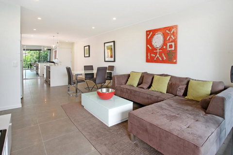 Back Of The Block Bulimba - Executive 3BR Bulimba Apartment With Leafy Outlook - Hotel Accommodation 1