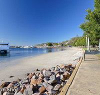 Banyan' 14 Montevideo Parade - spacious three bedroom pet friendly property with air con - Hotel Accommodation