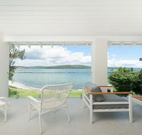 Baywatch - Beachfront Bliss Executive Home - Hotel Accommodation