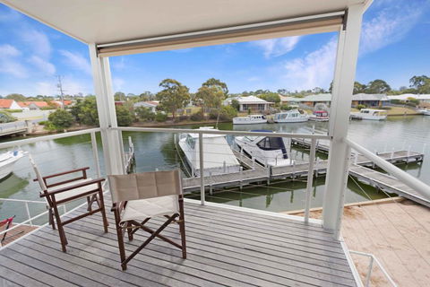Beach 2 - Waterfront Villa And Beach - Hotel Accommodation 0