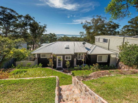 Beach House At Nelson Bay - Hotel Accommodation 3