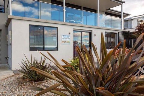 Beachfront Apartment Blackmans Bay - Hotel Accommodation 1