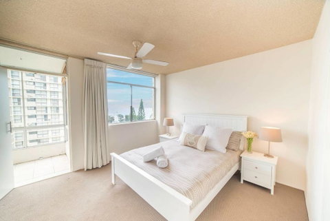 Beachfront Retro Apartment In Surfers Paradise - Hotel Accommodation 2