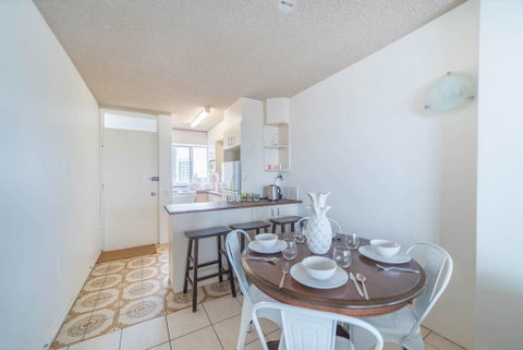 Beachfront Retro Apartment In Surfers Paradise - Hotel Accommodation 3