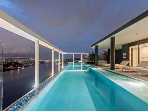 Rivello Apartments - Free Secure Car Park, 6km To City, Ferry Terminal, Eat Street, Rooftop Pool, Sauna, Portside Dinning - Hotel Accommodation 0