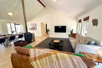 Redtail House - Carlotta with Hotel Accommodation