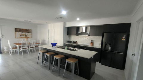 Relax Poolside By The Canal - Hotel Accommodation 2