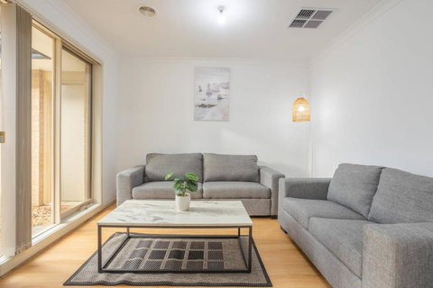 Relaxing Family Home In The Heart Of Tarneit - Hotel Accommodation 2