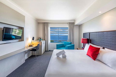 Resort Style King Pad With Sparkling Sea Views - Hotel Accommodation 2