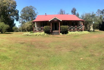 River Cottage Retreat Jalbarragup with Hotel Accommodation