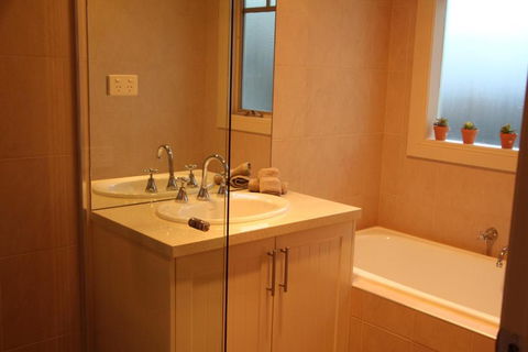 River Rock Cottage Centrally Located And Dog Friendly - Hotel Accommodation 3