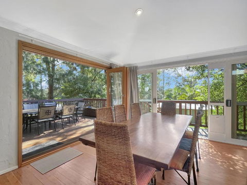 Riverside 3-Bed Townhouse With Spacious Deck & BBQ - Hotel Accommodation 0