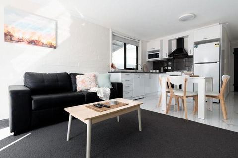 Riverside Gem With Parking And WiFi - Hotel Accommodation 0