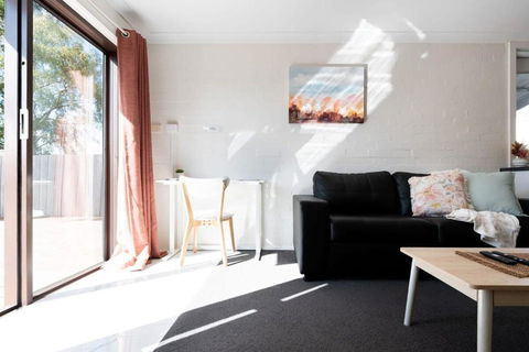 Riverside Gem With Parking And WiFi - Hotel Accommodation 1