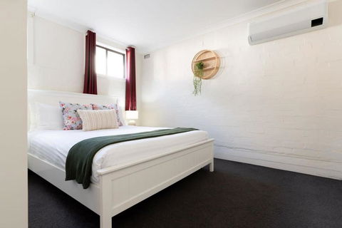 Riverside Gem With Parking And WiFi - Hotel Accommodation 2