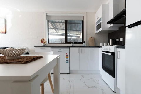 Riverside Gem With Parking And WiFi - Hotel Accommodation 3