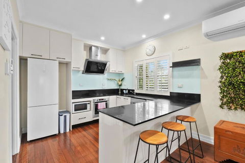 Room In Large Home 6 Min To CBD - Hotel Accommodation 2