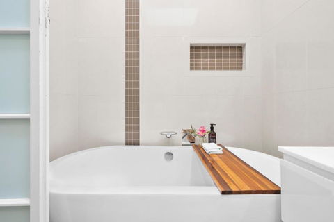 Room In Large Home 6 Min To CBD - Hotel Accommodation 1