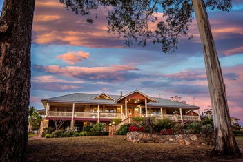 Robyn\'s Nest Lakeside Resort with Hotel Accommodation