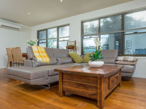 Rolling Waves No 2 - Hotel Accommodation 1