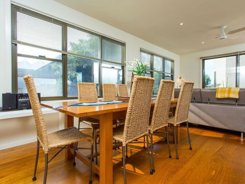 Rolling Waves No 2 - Hotel Accommodation 2