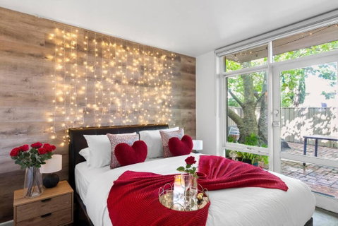 Romantic Retreat With Garden - Hotel Accommodation 0