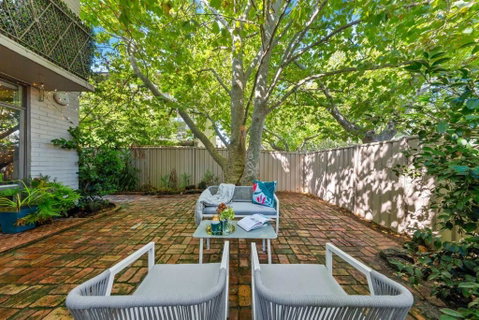 Romantic Retreat With Garden - Hotel Accommodation 1