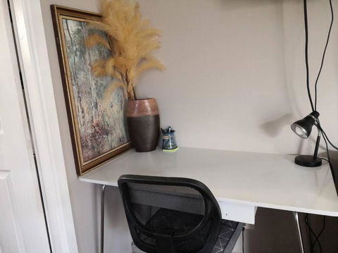 Roomy Rosegarden Flat In Roselands - Hotel Accommodation 1