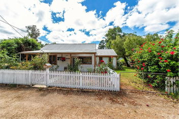 Rose Cottage Nannup with Hotel Accommodation
