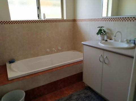 Ross - Hotel Accommodation 3