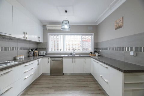 Roycox Cottage - Charming Escape, Fireplace - Hotel Accommodation 2