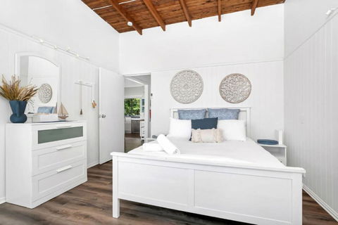 Sally Beach House With Ocean Views - Hotel Accommodation 2