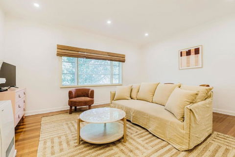 Salmon Calm - Trendy Velvet Allure By Albert Park - Hotel Accommodation 2
