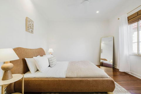 Salmon Calm - Trendy Velvet Allure By Albert Park - Hotel Accommodation 0