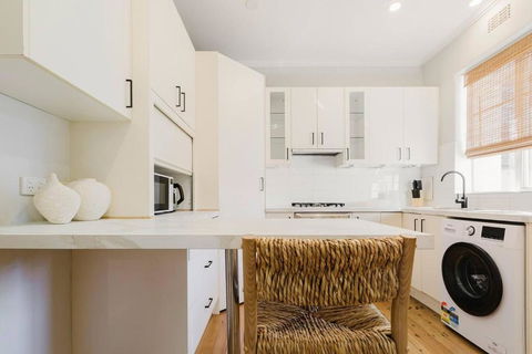 Salmon Calm - Trendy Velvet Allure By Albert Park - Hotel Accommodation 1