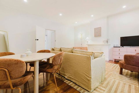 Salmon Calm - Trendy Velvet Allure By Albert Park - Hotel Accommodation 3