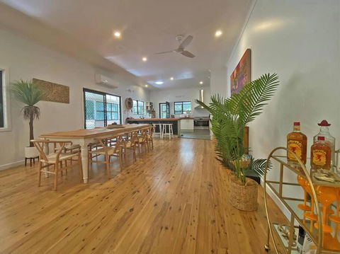 Salty Beach - Hotel Accommodation 1