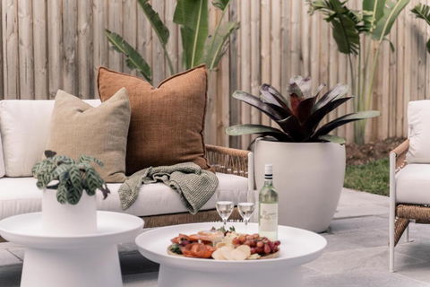 SALTY PALMS On HENLEY -THREE - Hotel Accommodation 1