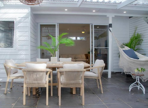 SALTY SNOOZE - Your Coastal Holiday House - Hotel Accommodation 1