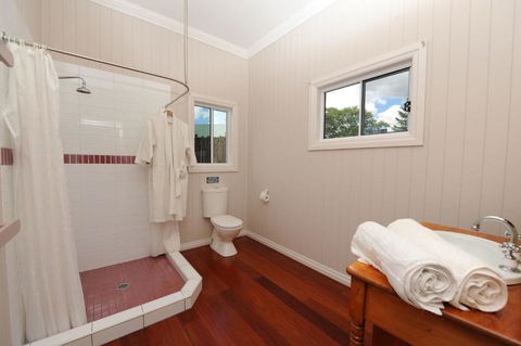 Samford Lakes - Hotel Accommodation 1