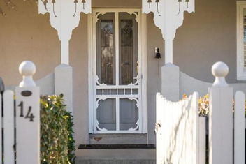 Sampson Cottage - Historic Charm with Hotel Accommodation