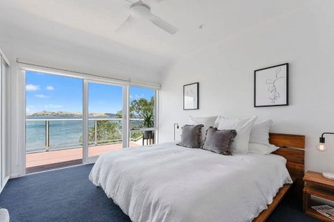 Sandy Bay Beachfront Oasis Direct Beach Access - Hotel Accommodation 3
